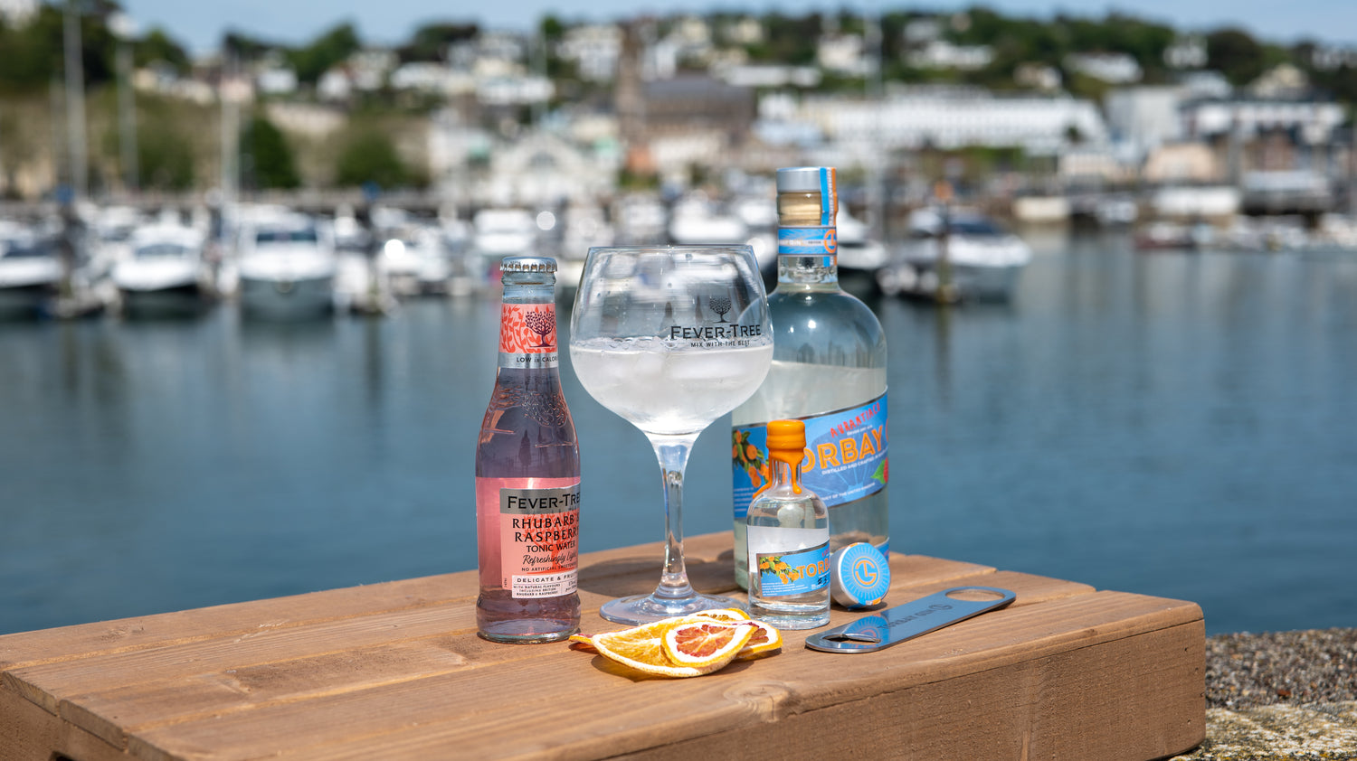 aurantiaco raspberry gin with orange slices and raspberry tonic